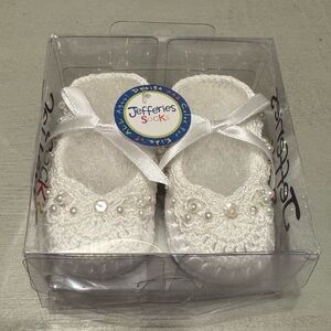 BNWT White Hand Crocheted Jefferies Socks Baby Booties - size Newborn